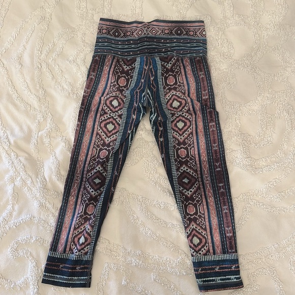 Niyama Sol Tribal print calve length legging, size M - Picture 4 of 4
